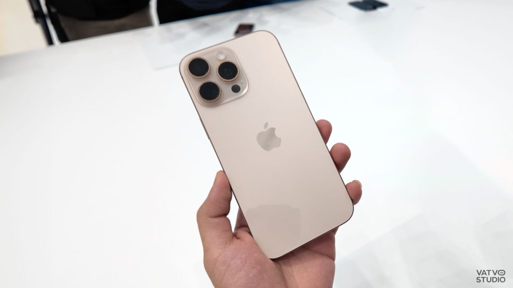 trên tay iphone 16 pro