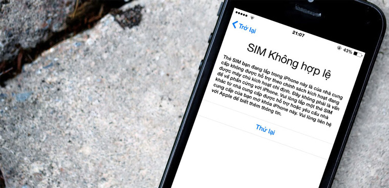 Một chiếc iPhone hiển thị thông báo "SIM không được hỗ trợ