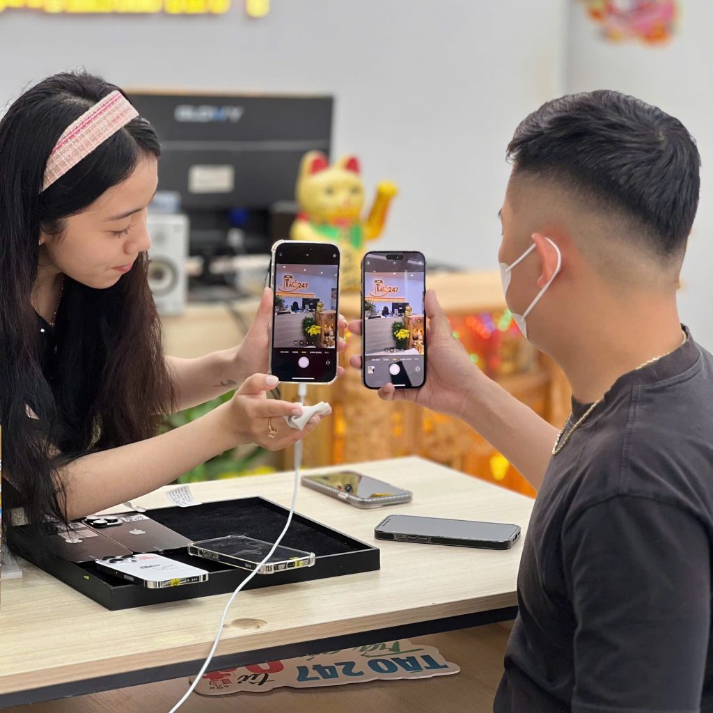 Khách hàng được test máy thoải mái trước khi mua iPhone cũ tại Táo 247 – không lo hàng lỗi