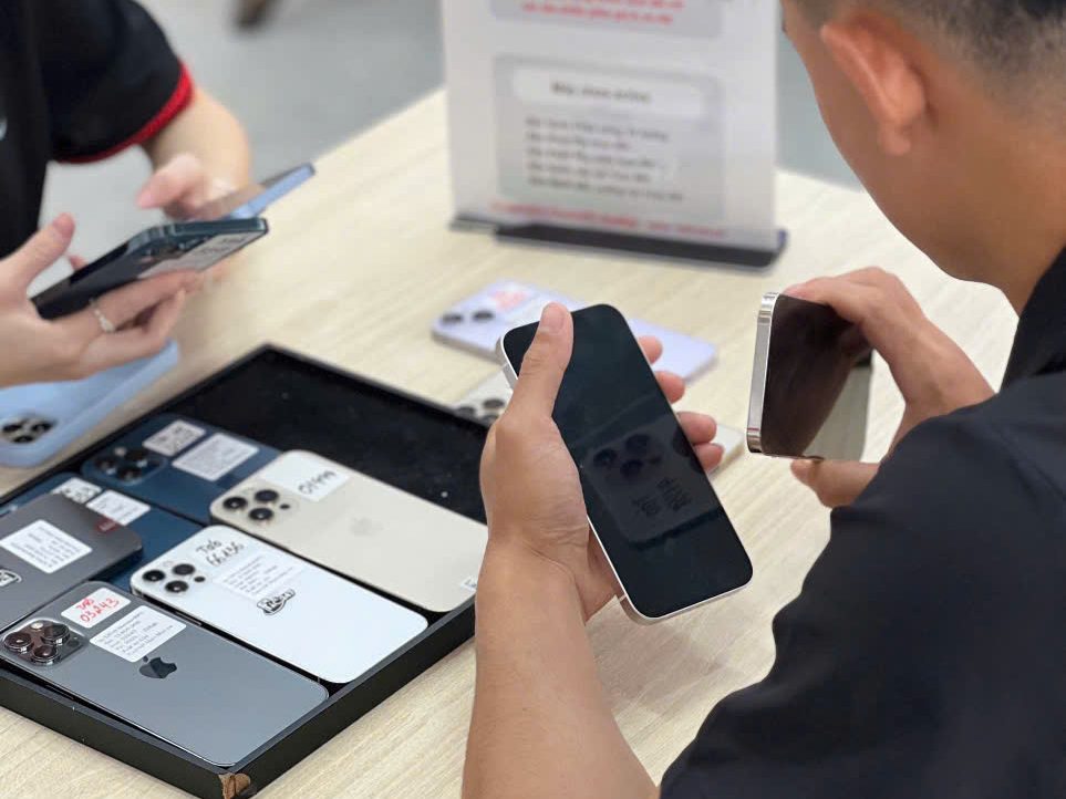 Khách hàng Táo 247 được kiểm tra máy trước khi mua