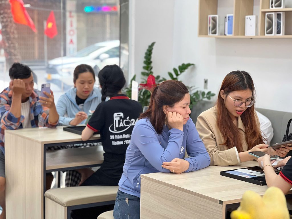 Khách hàng trải nghiệm và mua iPhone 16 Plus tại Táo 247 Đà Nẵng - Máy zin 100%, giá tốt, bảo hành trọn đời.