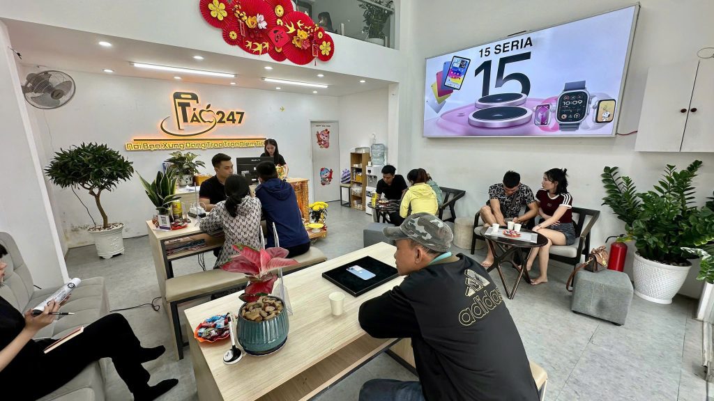 Khách hàng trải nghiệm và mua iPhone 16 Plus tại Táo 247 Đà Nẵng - Máy zin 100%, giá tốt, bảo hành trọn đời.