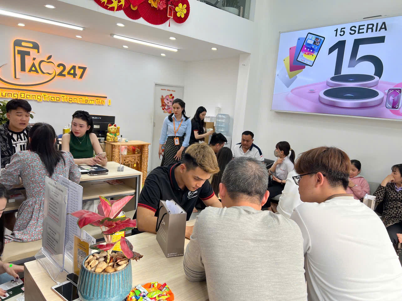 Khách hàng đang kiểm tra iPhone cũ tại cửa hàng Táo 247, 39 Hàm Nghi, Vĩnh Trung, Thanh Khê, Đà Nẵng.