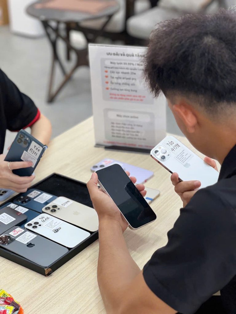 Tại Táo 247 khách hàng được kiểm tra iphone trước khi nhận máy