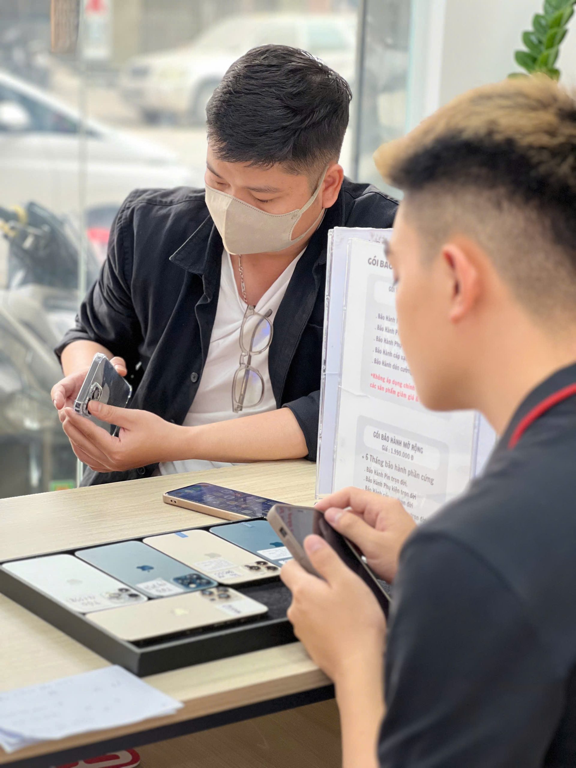 Khách hàng mua điện thoại iPhone cũ tại Táo 247 Đà Nẵng, được hỗ trợ kiểm tra máy và tư vấn tận tình