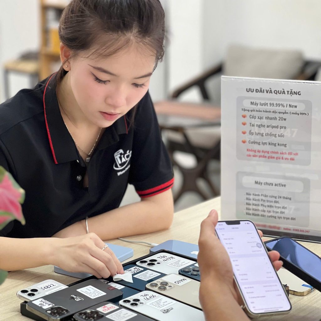 Nhân viên tư vấn và báo giá iPhone cũ cho khách hàng tại cửa hàng Táo 247 – hỗ trợ trả góp, bảo hành dài hạn.