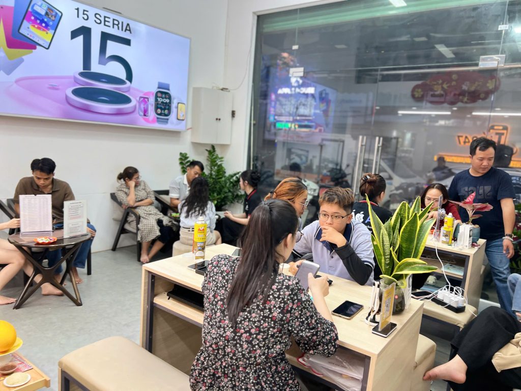 Khách hàng trải nghiệm iPhone 12 Pro Max cũ tại cửa hàng Táo 247 Đà Nẵng