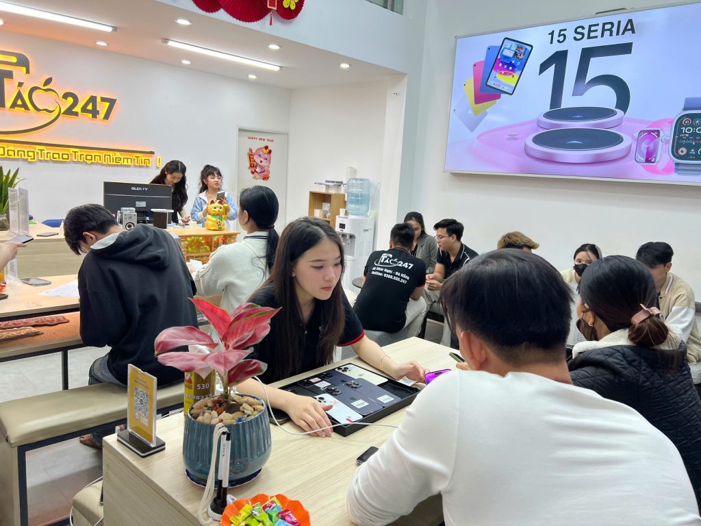 Khách hàng trải nghiệm iPhone 13 cũ uy tín tại Đà Nẵng – Không gian chuyên nghiệp tại Táo 247