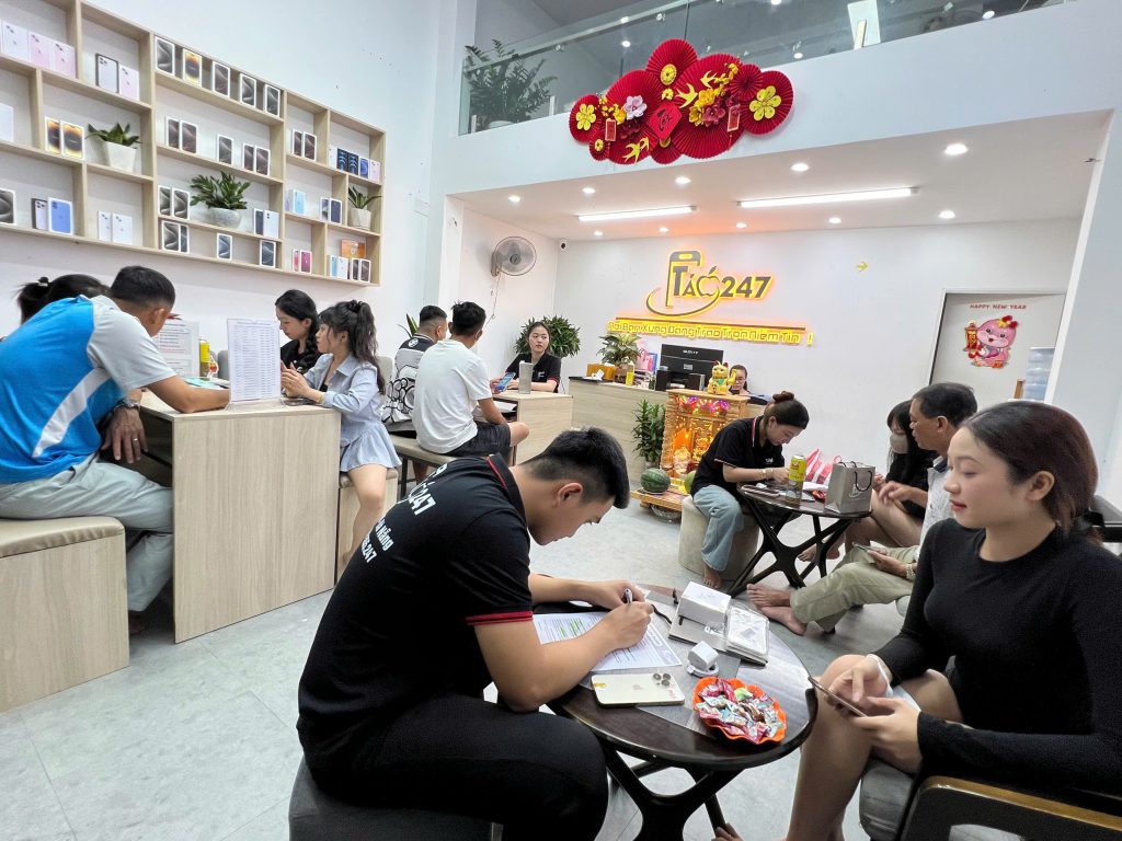 Khách hàng mua iPhone 13 Pro Max tại cửa hàng Táo 247 Đà Nẵng dịp lễ