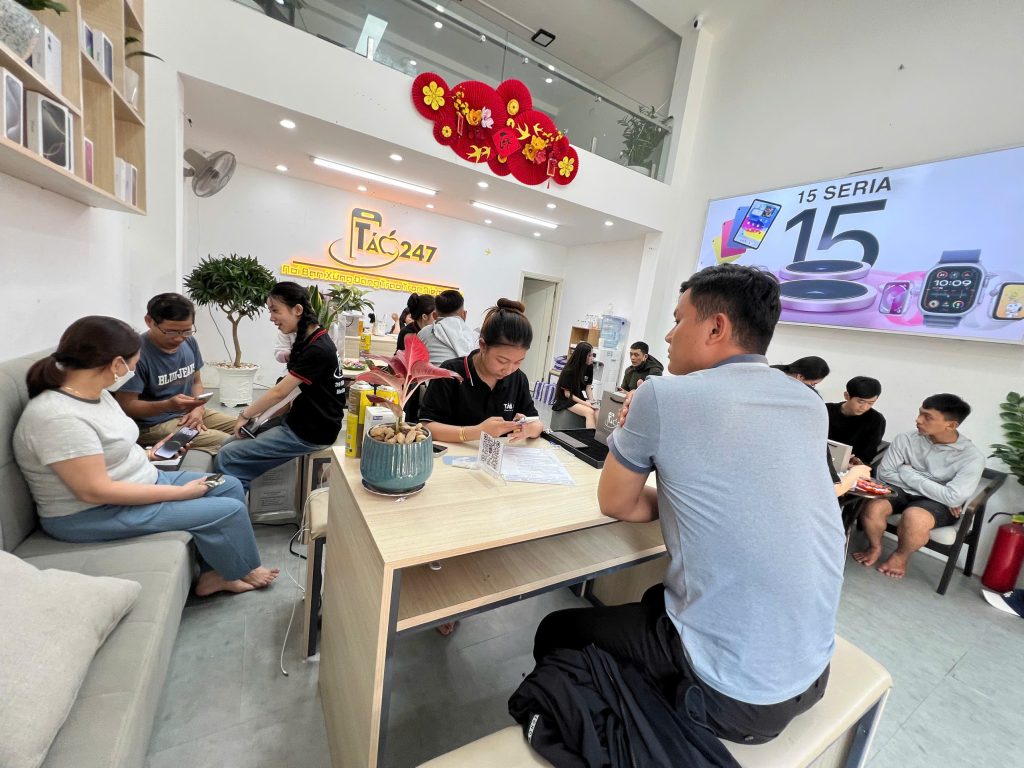 Khách hàng đông đúc trải nghiệm iPhone 15 Pro Max 256GB tại Táo 247 Đà Nẵng