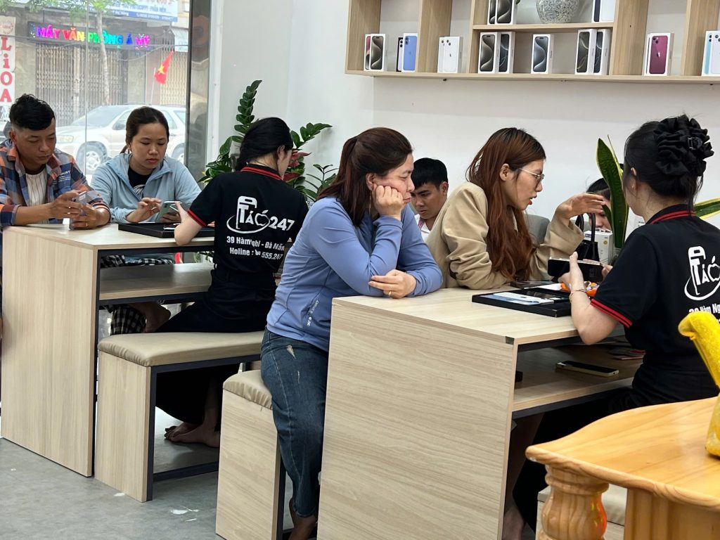 Khách hàng trải nghiệm iPhone 15 Pro Max 256GB tại cửa hàng Táo 247