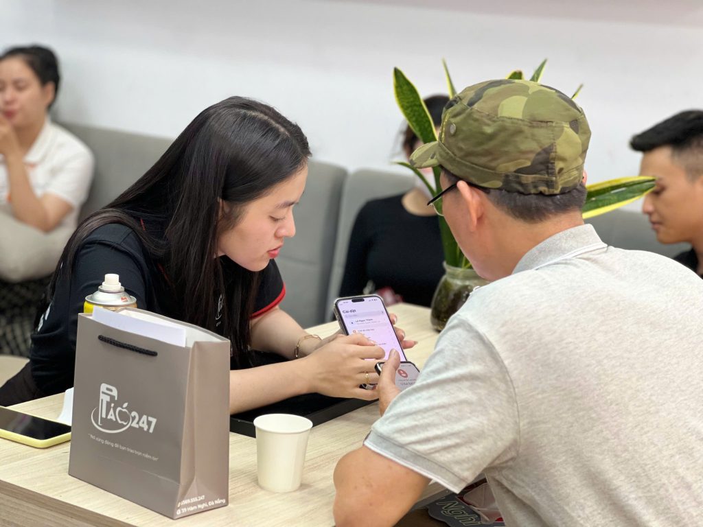 Hình ảnh khách hàng đang được tư vấn mua iPhone tại Táo 247 Đà Nẵng – giá tốt, hàng zin, trả góp linh hoạt.