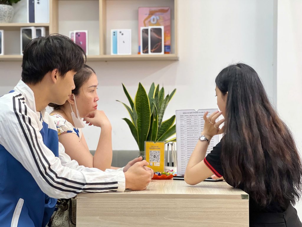 Khách hàng xem iPhone tại cửa hàng Táo 247 Đà Nẵng