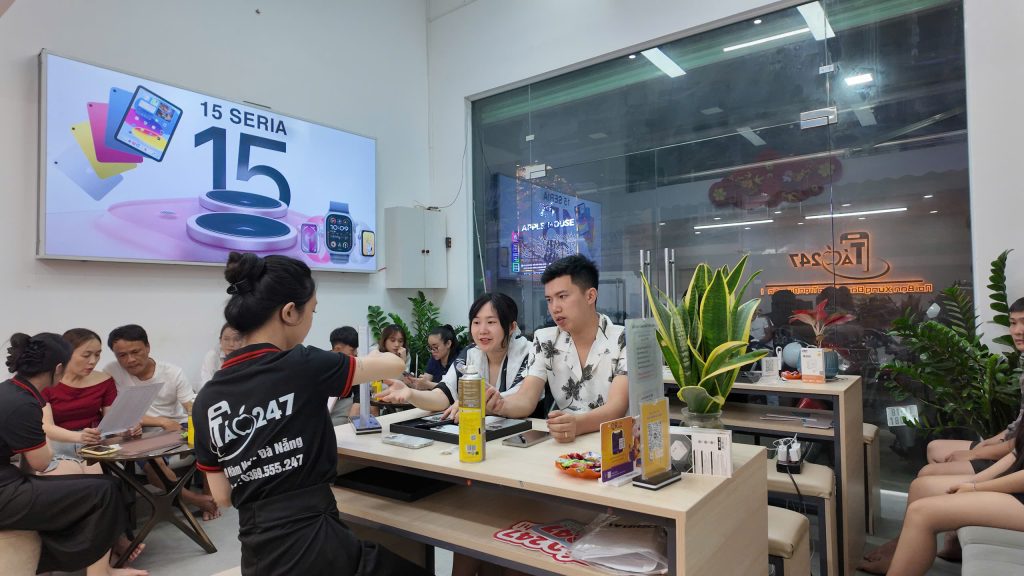 Khách hàng trải nghiệm và mua iPhone 15 cũ tại cửa hàng Táo 247 Đà Nẵng.