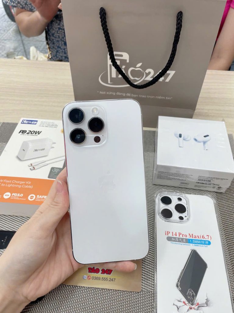iPhone 14 Pro Max màu trắng bạc trên tay cùng bộ sạc PB20W và tai nghe không dây Táo 247