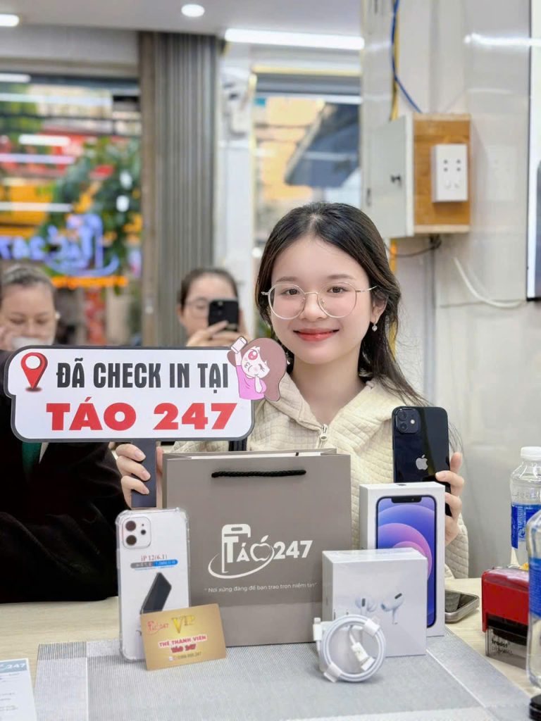 Khách hàng nữ hài lòng khi mua iPhone cũ tại Táo 247 Đà Nẵng, nhận đầy đủ hộp, phụ kiện và ưu đãi VIP