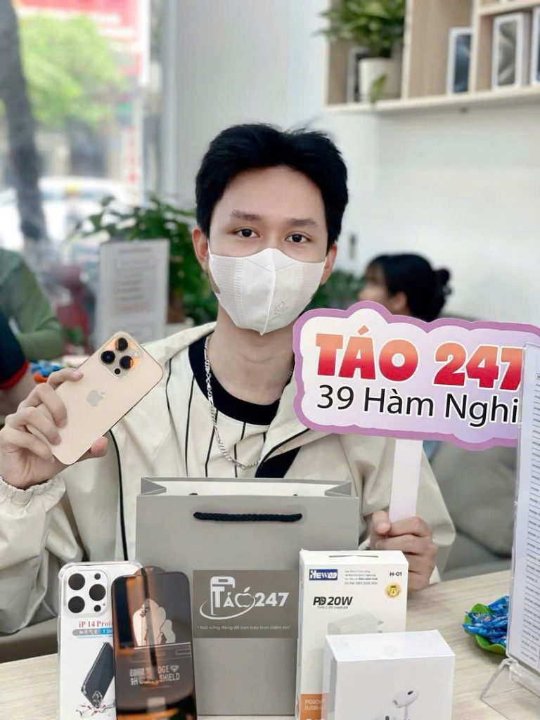 Khách hàng mua iPhone cũ tại Táo 247 Đà Nẵng với nhiều quà tặng hấp dẫn
