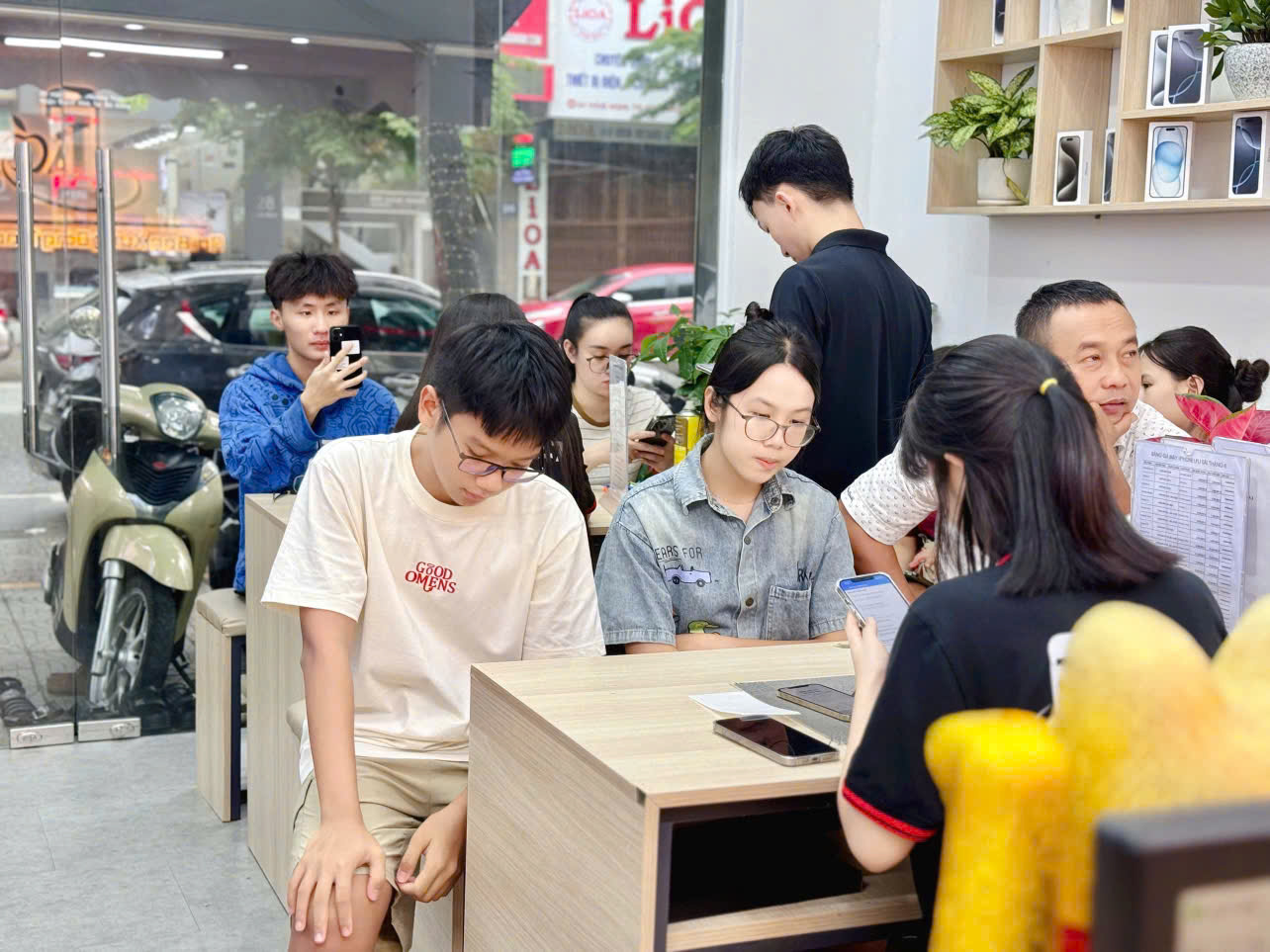Tư vấn iPhone cũ cho khách Cẩm Lệ tại Táo 247 Đà Nẵng
