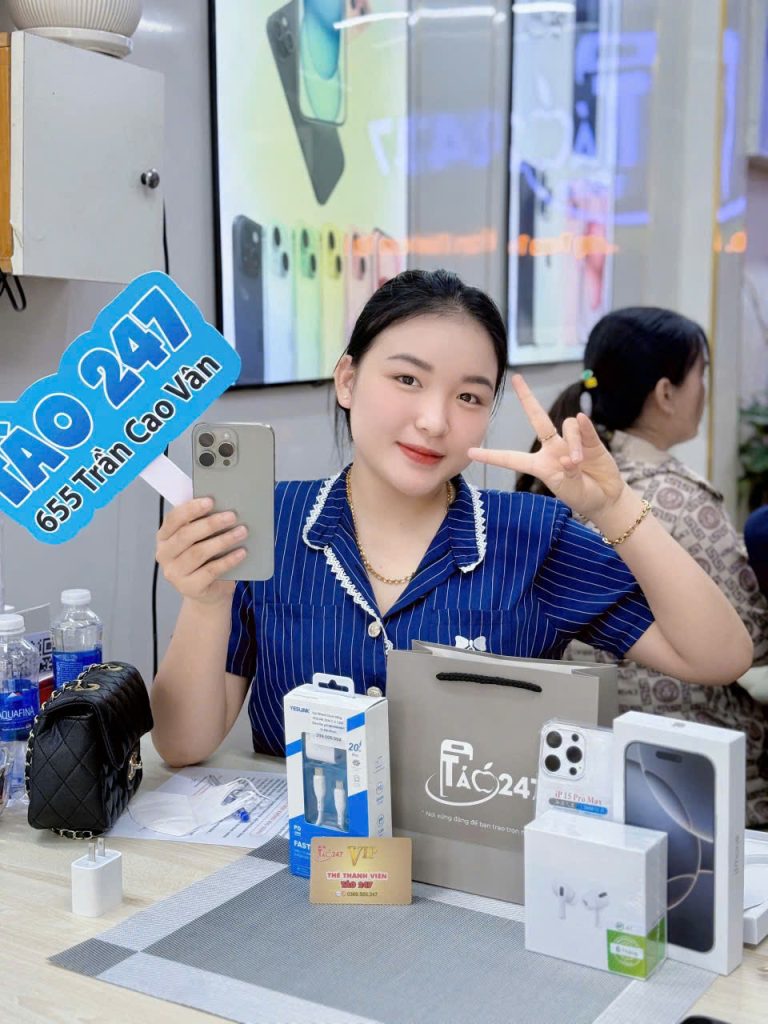 Khách hàng check-in rạng rỡ tại Táo 247 – 655 Trần Cao Vân. Vừa đẹp máy, vừa đẹp người!