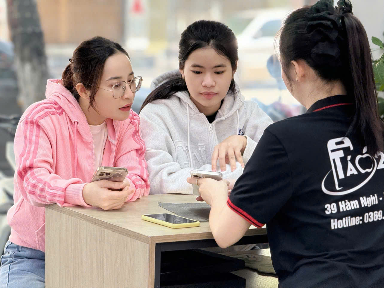 Khách lên đời iPhone cũ tại Táo 247 – Hải Châu Đà Nẵng
