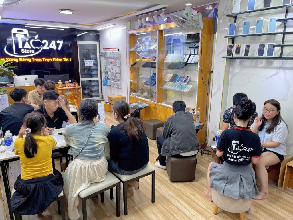 Không khí nhộn nhịp tại cơ sở 2 của Táo 247 – 655 Trần Cao Vân, Đà Nẵng, với đông đảo khách hàng đến tư vấn và trải nghiệm iPhone.