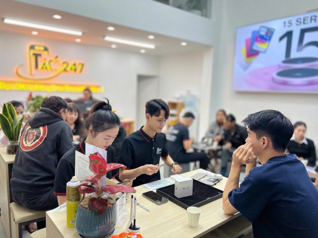 Nhân viên Táo 247 tư vấn khách hàng tại cửa hàng – Dịch vụ chuyên nghiệp, tận tâm khi mua iPhone cũ tại Đà Nẵng.