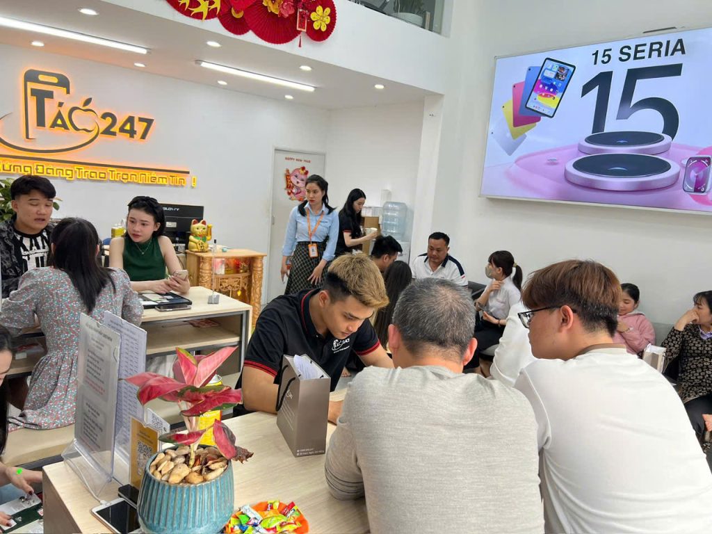Khách hàng mua iPhone giá tốt tại Táo 247 Đà Nẵng – cửa hàng uy tín, chất lượng