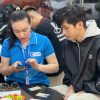 Khách hàng được nhân viên hỗ trợ làm hồ sơ mua iPhone cũ trả góp tại Táo 247 Đà Nẵng