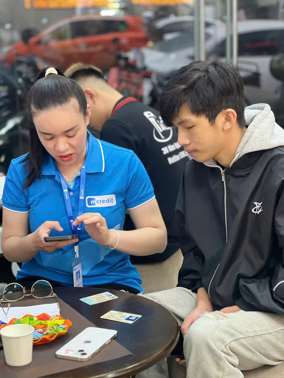 Khách hàng được nhân viên hỗ trợ làm hồ sơ mua iPhone cũ trả góp tại Táo 247 Đà Nẵng