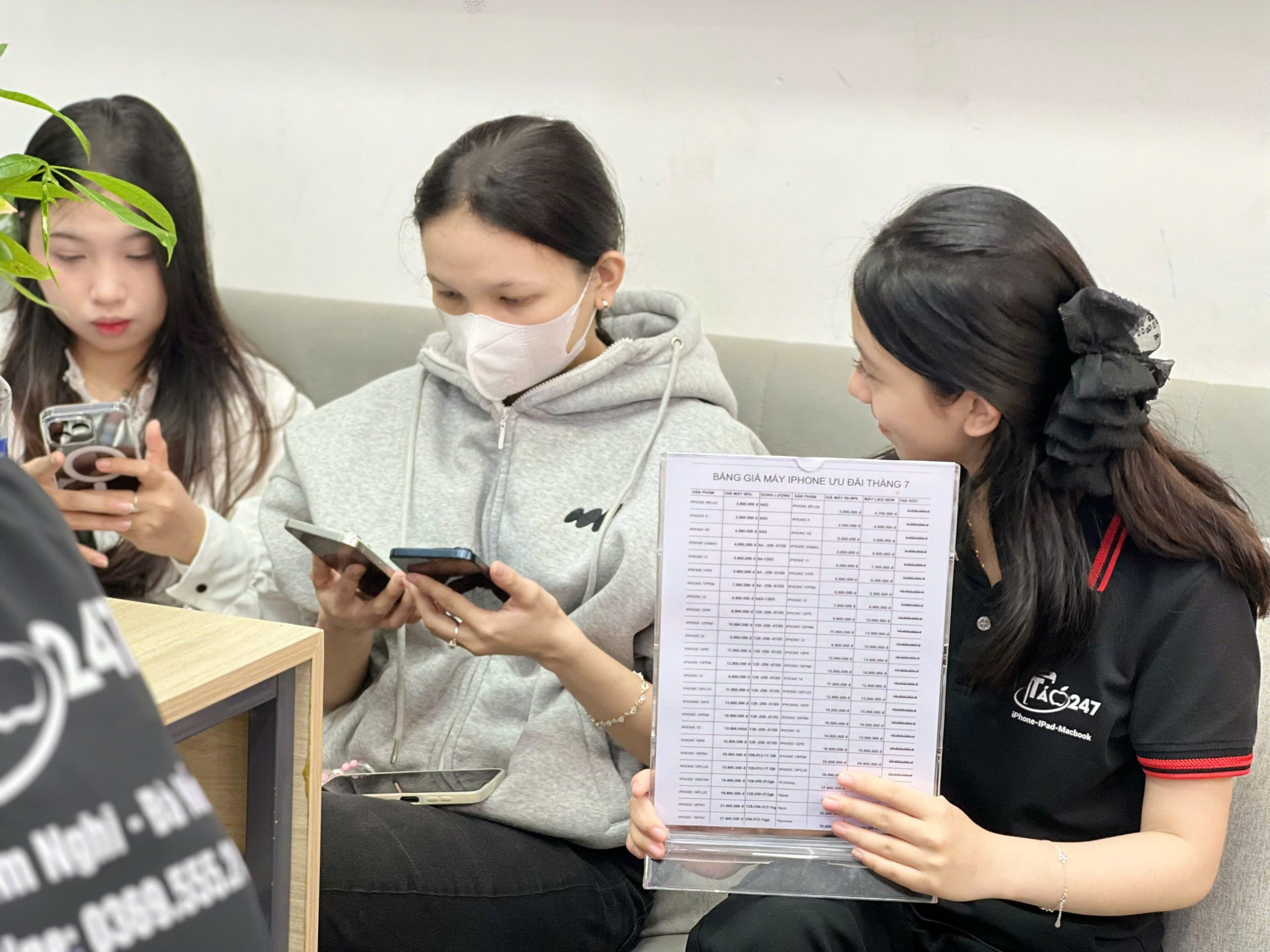 Khách hàng xem bảng giá iPhone cũ tại cửa hàng Táo 247 Đà Nẵng – tư vấn tận tình, minh bạch giá