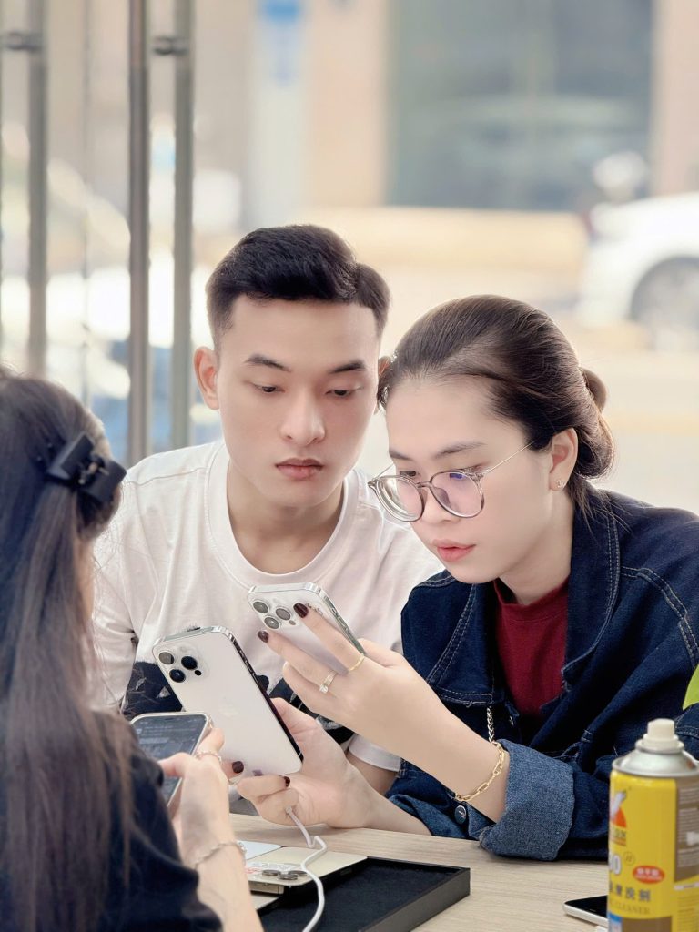 Khách hàng kiểm tra iPhone 11 cũ tại Táo 247 Đà Nẵng – máy zin, tư vấn tận tình