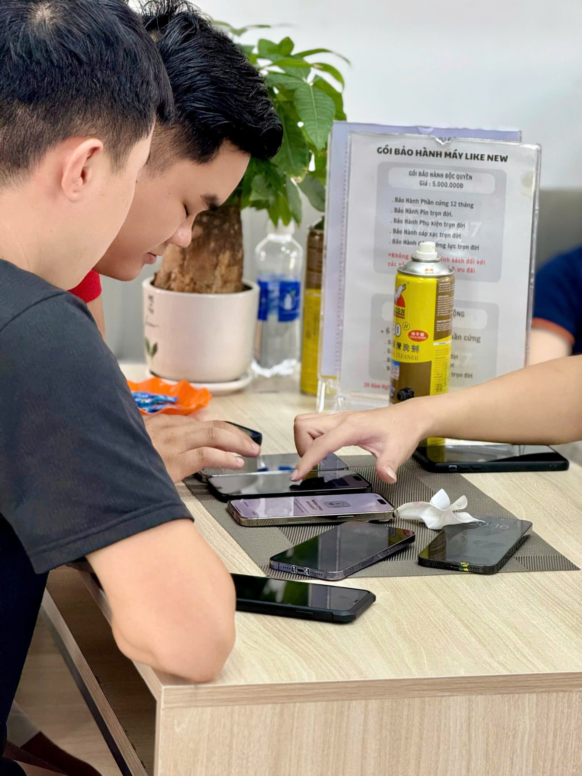 Khách hàng mua iPhone 11 cũ tại cửa hàng Táo 247 Đà Nẵng – máy đẹp, giá tốt, test kỹ