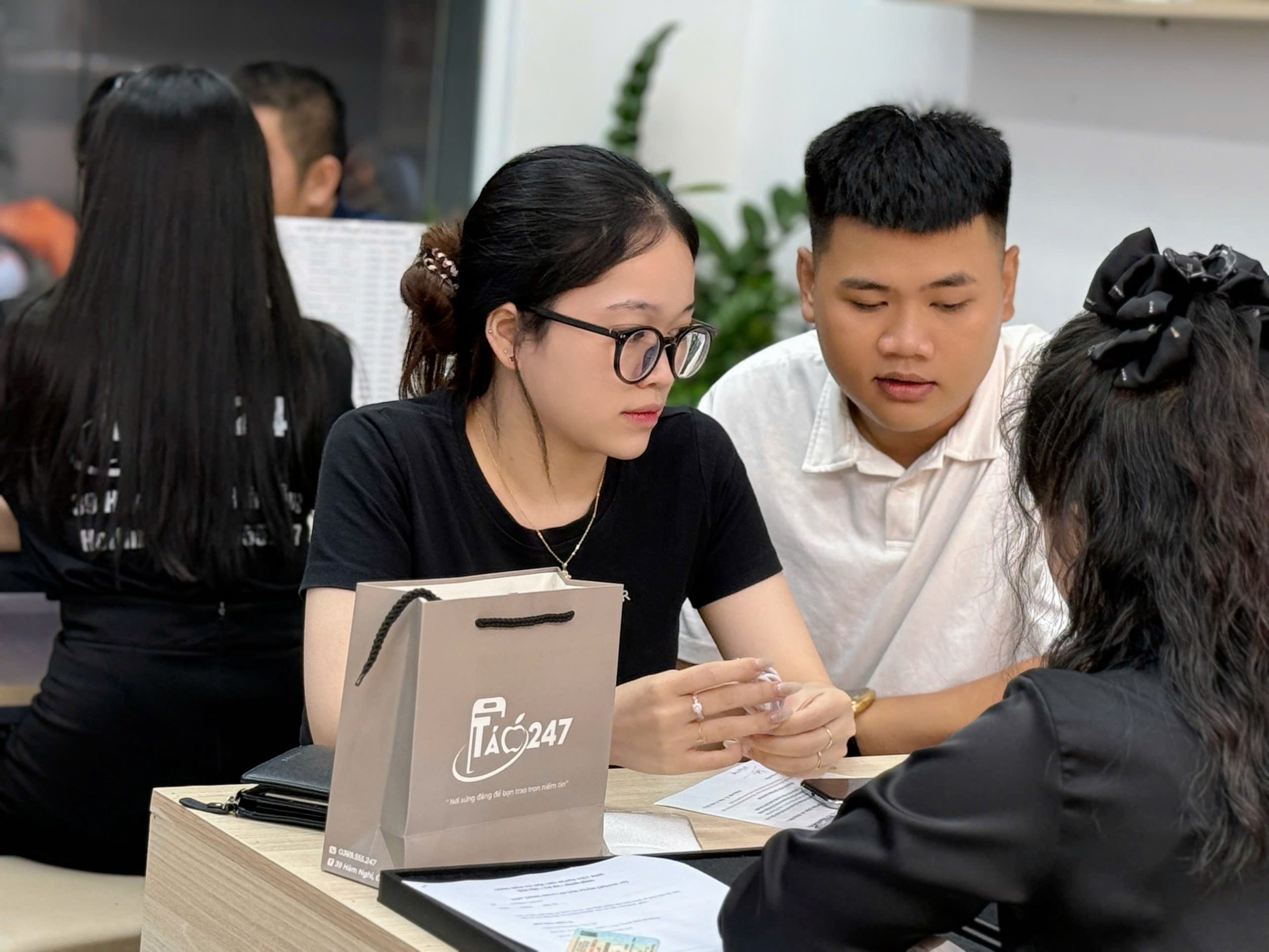 Khách hàng được tư vấn mua iPhone cũ tại Táo 247 Đà Nẵng
