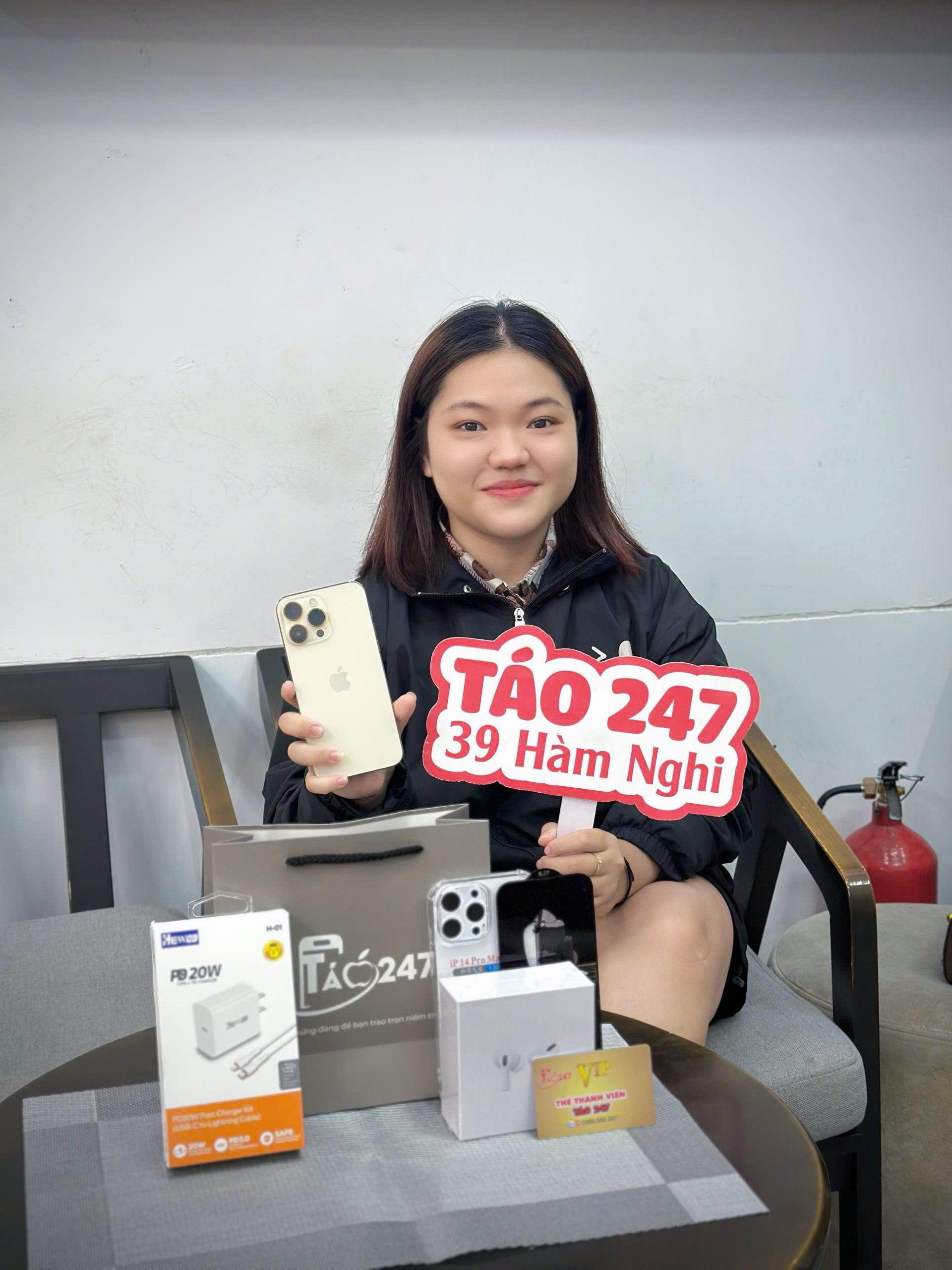 Khách hàng nhận iPhone 11 cũ tại Táo 247 – Máy zin, giá tốt