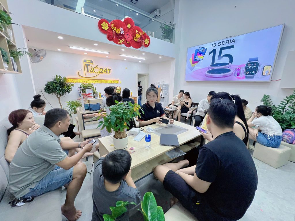 Không gian cửa hàng Táo 247 – nơi bán iPhone 12 cũ Đà Nẵng uy tín