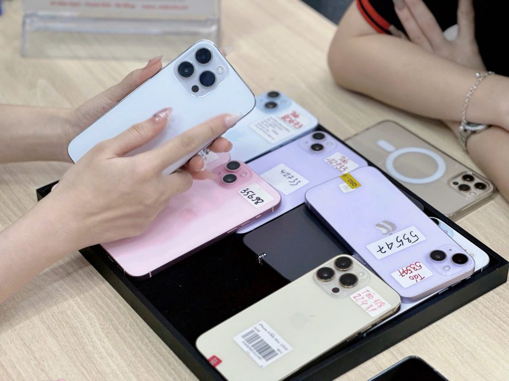 Cận cảnh khách hàng kiểm tra iPhone 12 cũ Đà Nẵng tại Táo 247