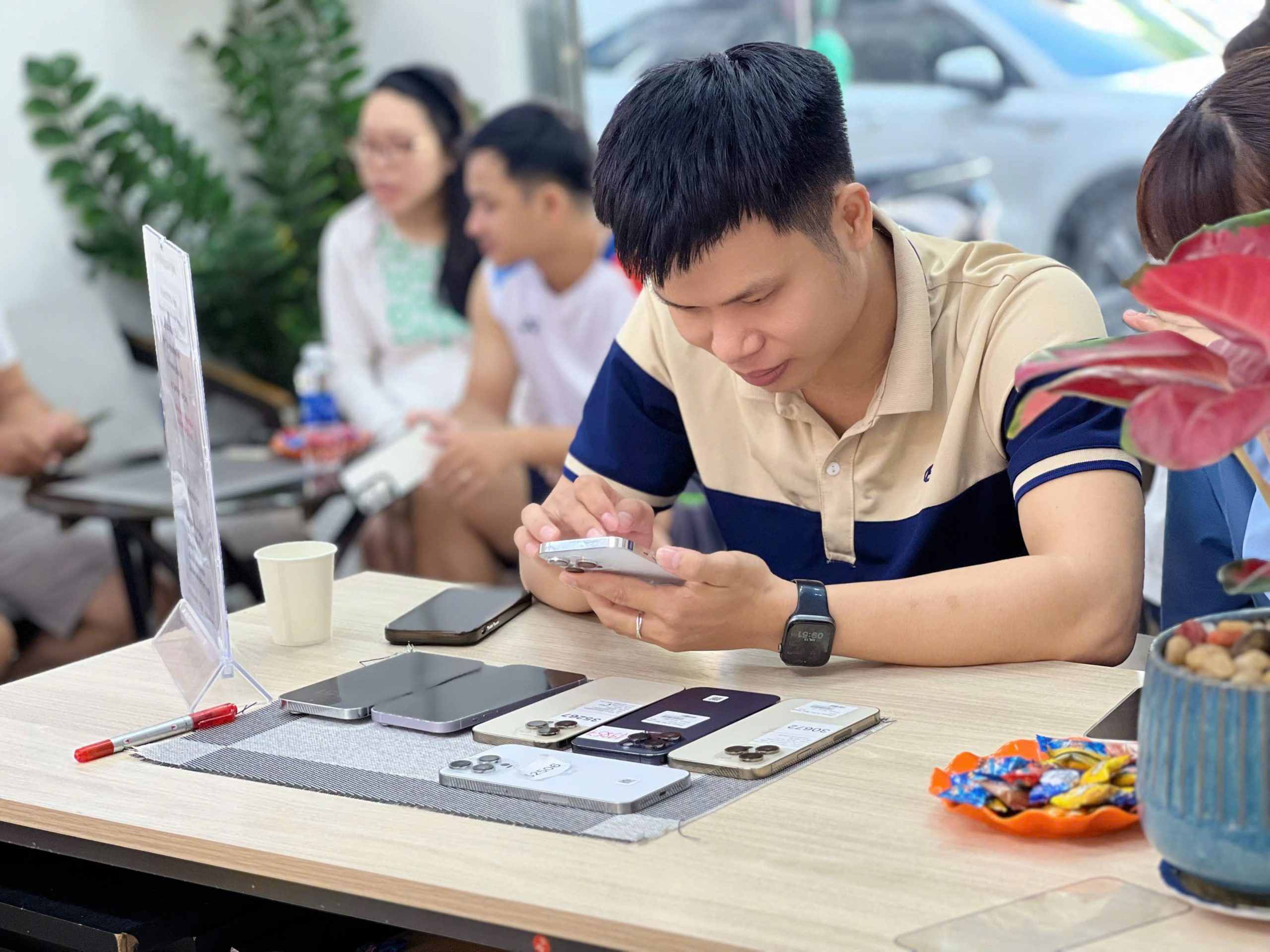 Khách hàng kiểm tra iPhone 12 cũ Đà Nẵng tại cửa hàng Táo 247