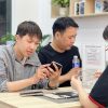 Khách hàng trải nghiệm iPhone 12 cũ Đà Nẵng tại cửa hàng Táo 247