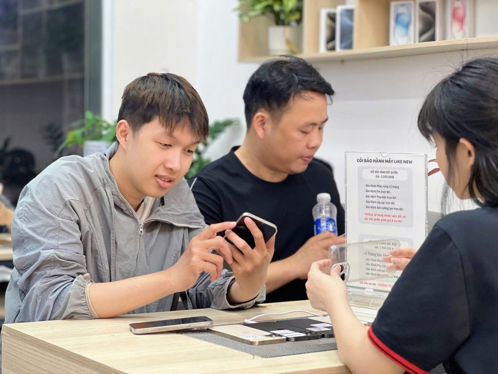 Khách hàng trải nghiệm iPhone 12 cũ Đà Nẵng tại cửa hàng Táo 247