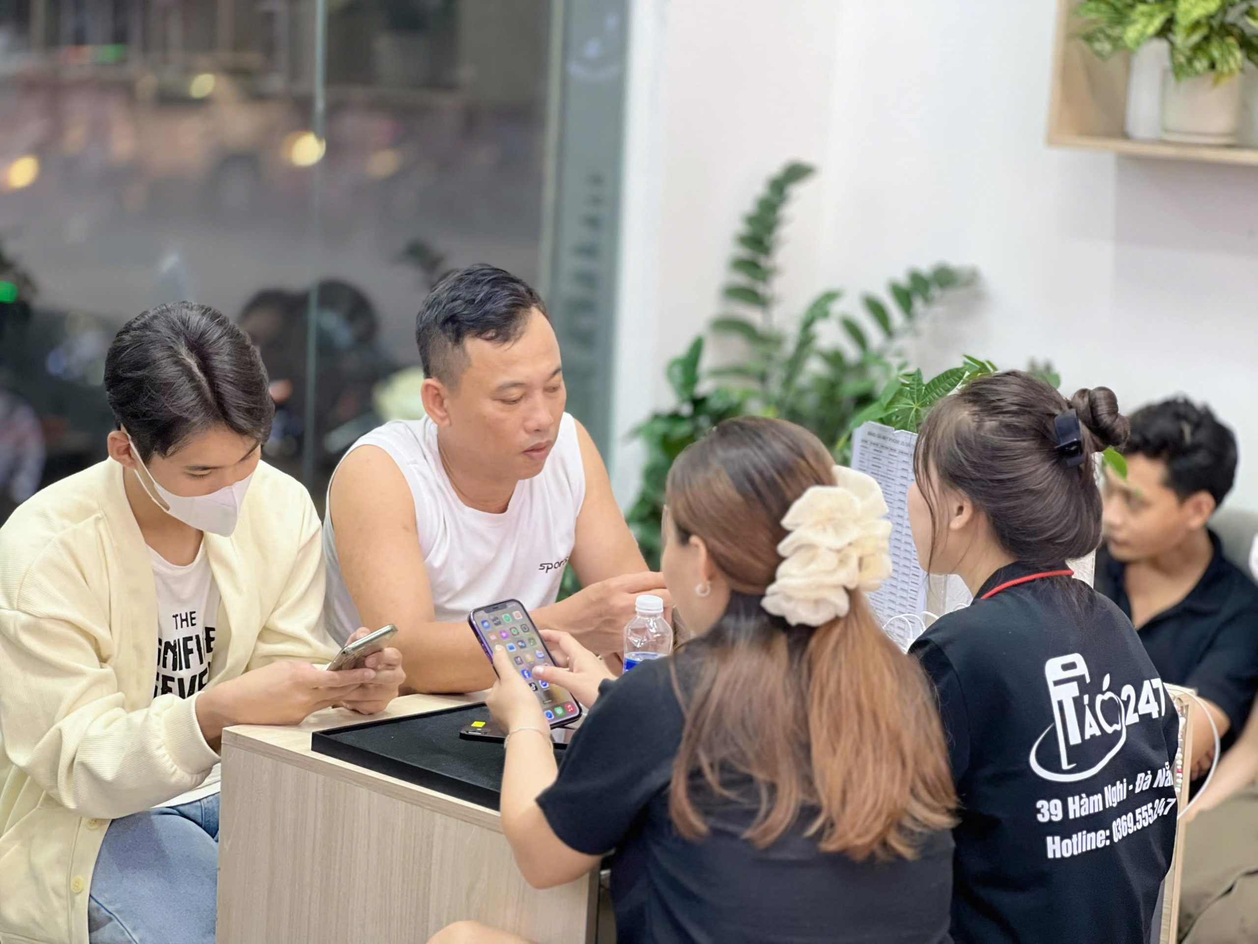 Nhân viên Táo 247 tư vấn mua iPhone 12 cũ Đà Nẵng cho khách hàng