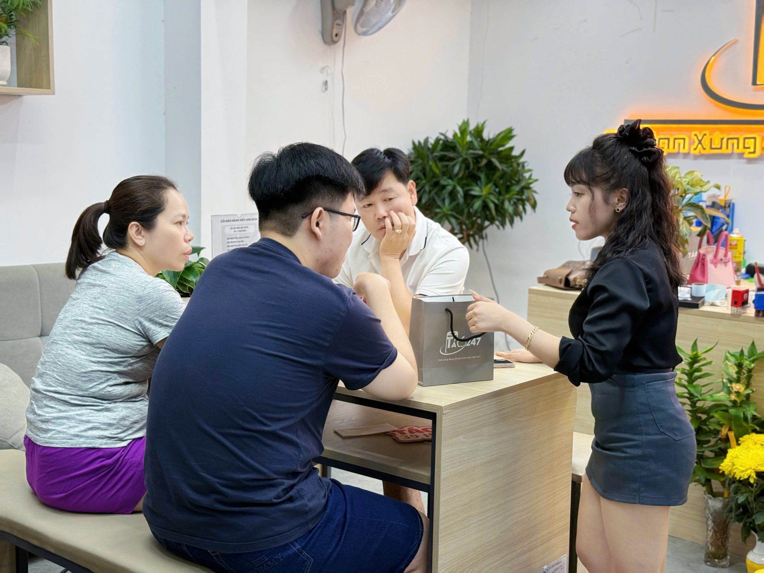 Tư vấn khách hàng mua iPhone tại cửa hàng Táo 247 Đà Nẵng