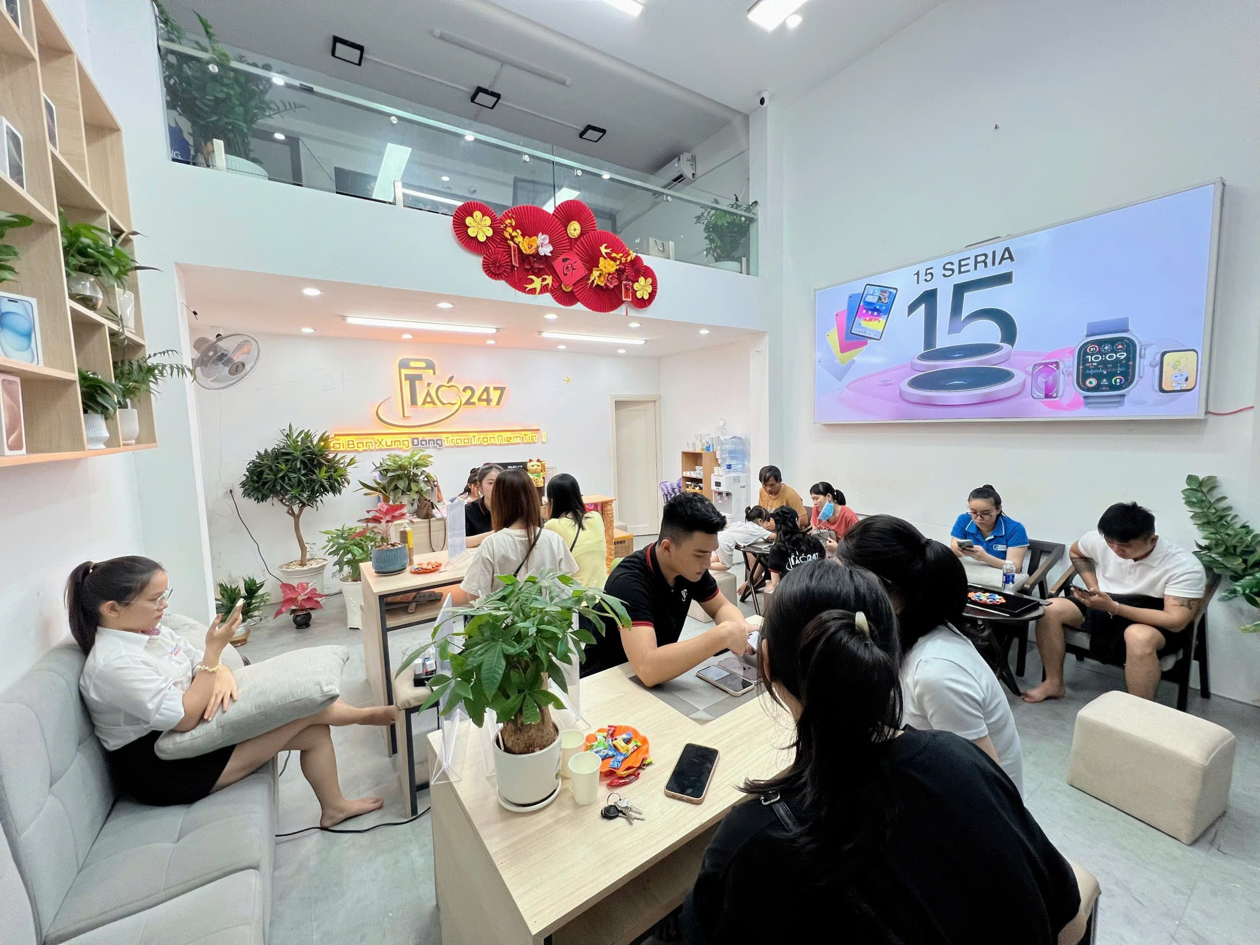 Không gian cửa hàng Táo 247 Đà Nẵng rộng rãi, hiện đại, khách hàng đến mua iPhone 14 Pro cũ đông đúc