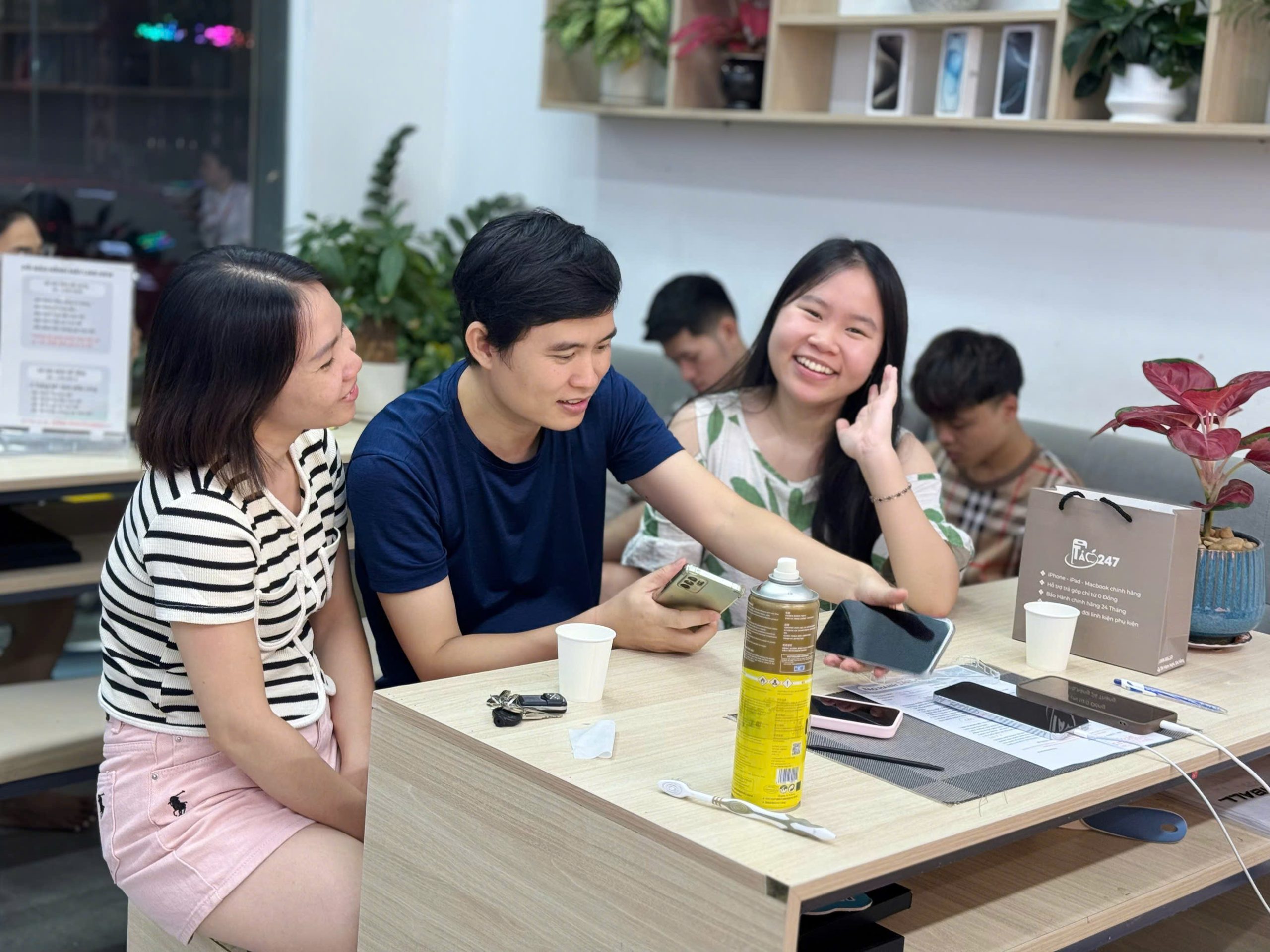 Khách hàng hài lòng khi mua iPhone 14 Pro cũ tại cửa hàng Táo 247 Đà Nẵng