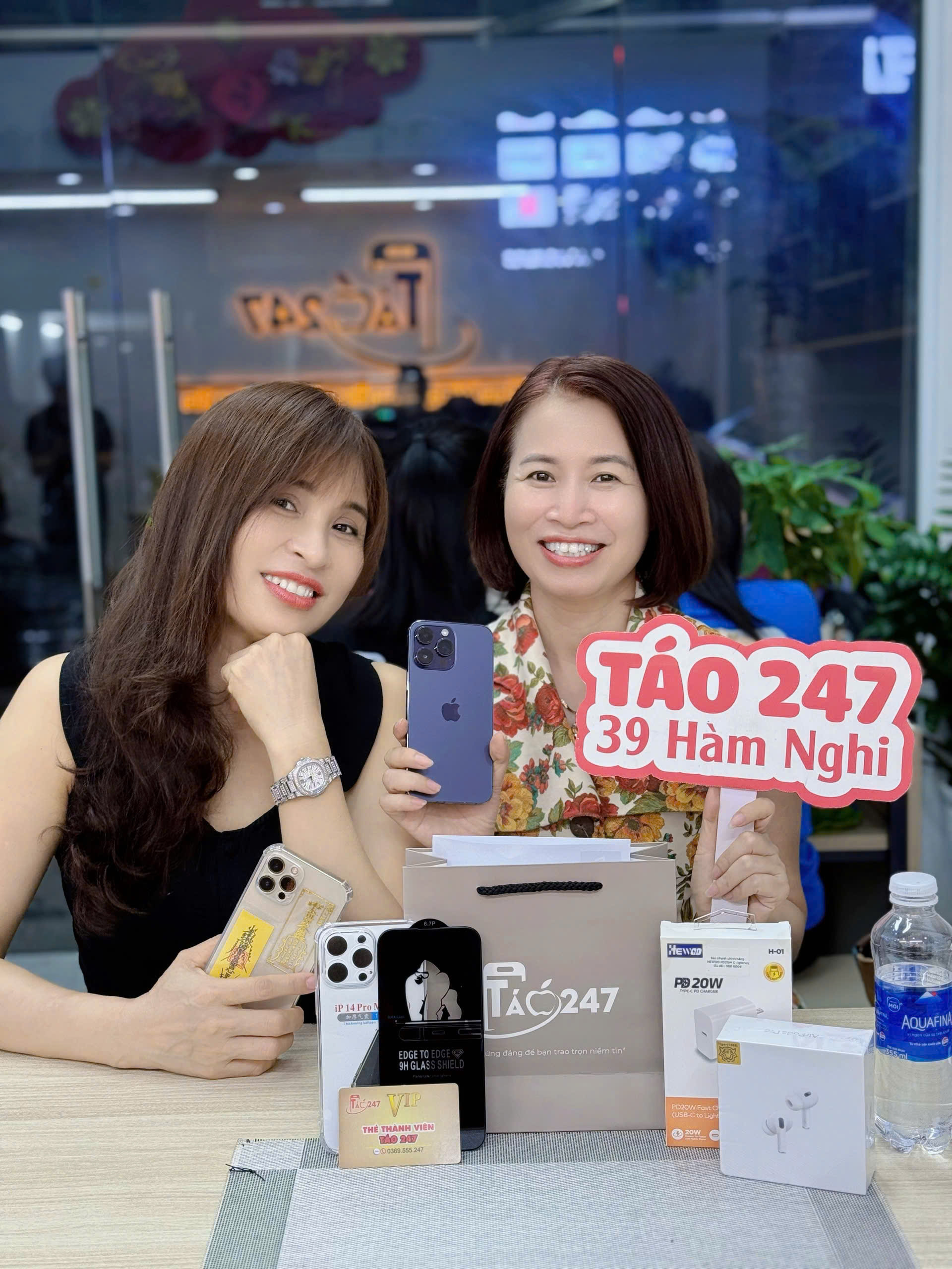 Khách hàng nhận iPhone 14 Pro cũ tại Táo 247 Đà Nẵng, máy zin 100%