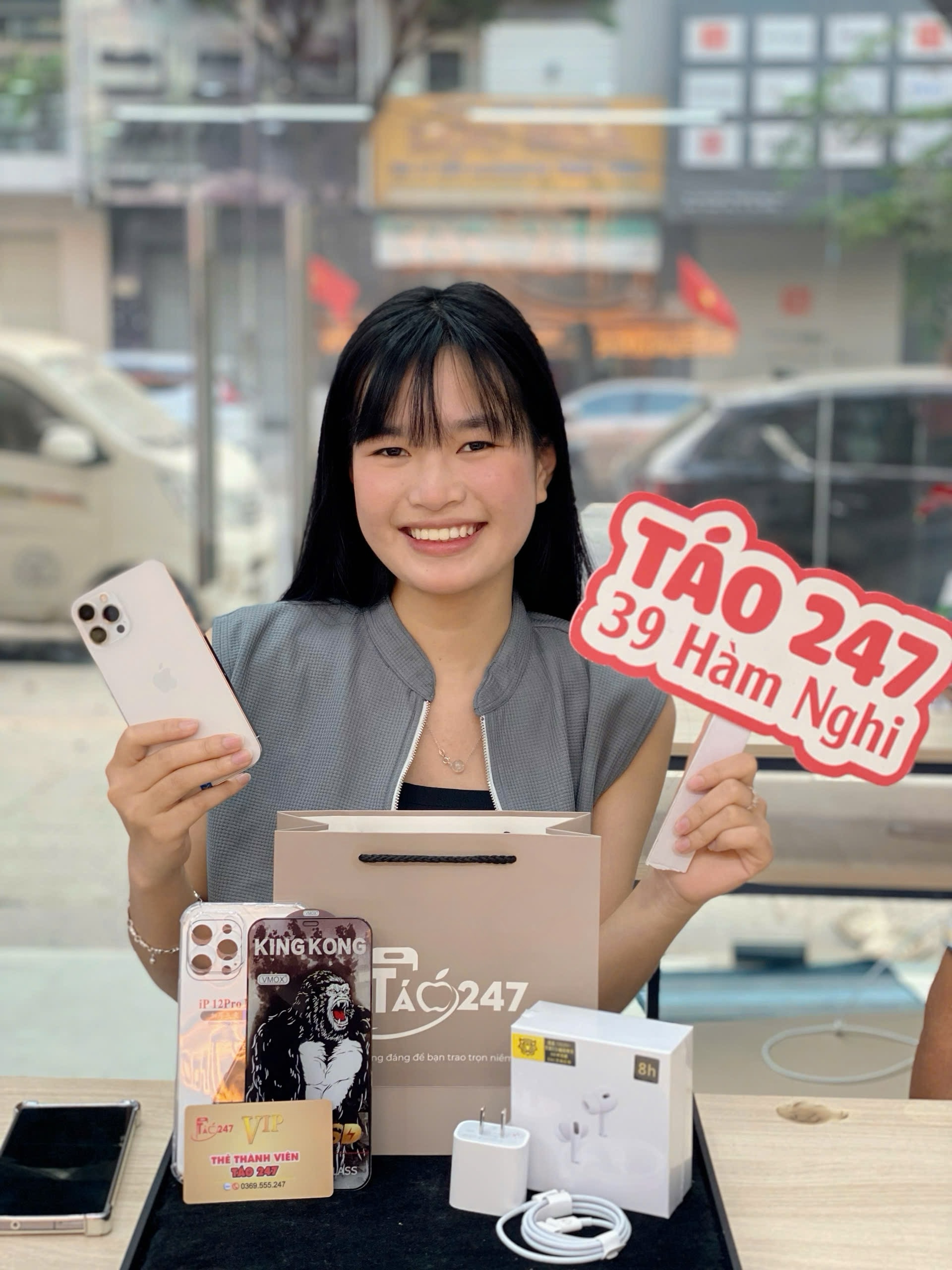 Khách hàng hài lòng nhận iPhone 14 Pro cũ và phụ kiện tại Táo 247 cơ sở 39 Hàm Nghi, Đà Nẵng