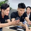 Khách hàng trải nghiệm iPhone 14 Pro cũ tại cửa hàng Táo 247 Đà Nẵng
