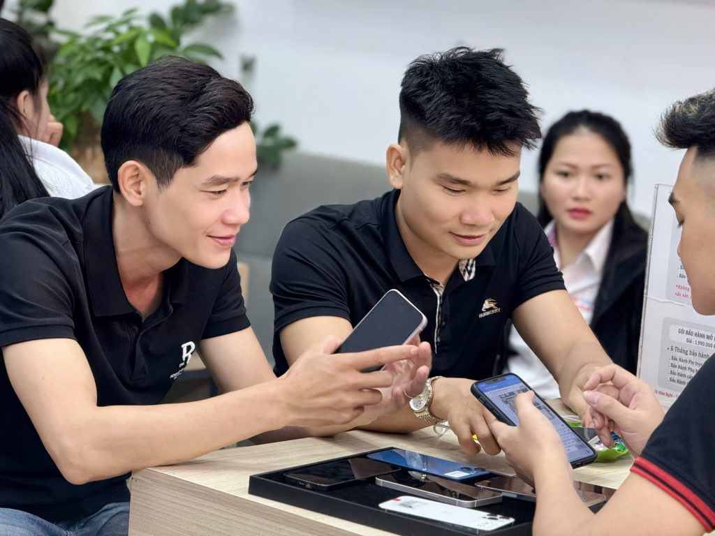 Khách hàng trải nghiệm iPhone 14 Pro cũ tại cửa hàng Táo 247 Đà Nẵng