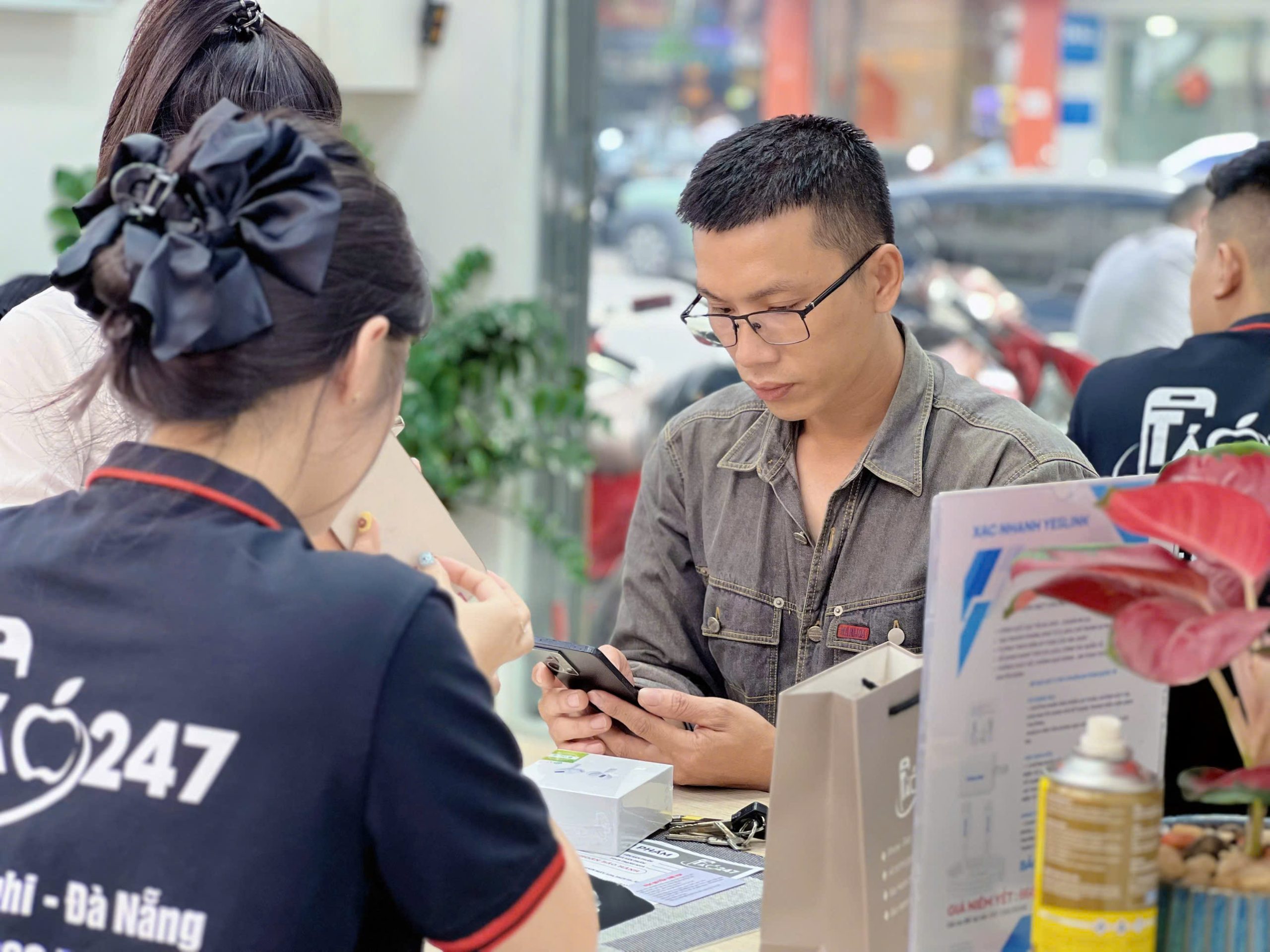 Khách hàng kiểm tra iPhone 14 Pro cũ tại cửa hàng Táo 247 Đà Nẵng