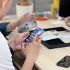 Khách hàng trải nghiệm giao diện Dynamic Island trên iPhone 14 Pro cũ tại Táo 247 Đà Nẵng