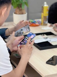 Khách hàng trải nghiệm giao diện Dynamic Island trên iPhone 14 Pro cũ tại Táo 247 Đà Nẵng